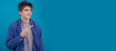 Renkli arka planda izole edilmiş genç adam ya da öğrencinin portresi