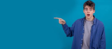 Renkli arka planda izole edilmiş genç adam ya da öğrencinin portresi