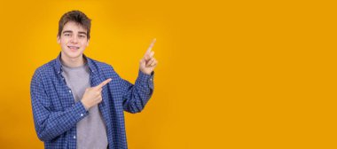 Renkli arka planda izole genç ya da öğrenci çocuk