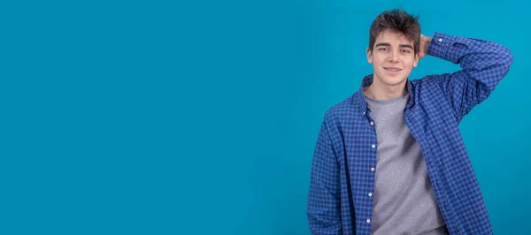 Casual Style Männlichen Teenager Isoliert Auf Farbigem Hintergrund Mit Platz — Stockfoto