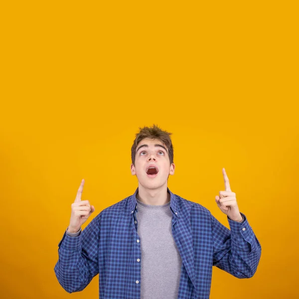 Adolescente Studente Isolato Sfondo Colori Puntando — Foto Stock