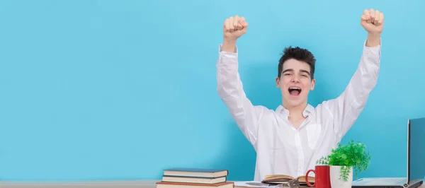 Mężczyzna Nastolatek Student Biurko Książki Komputer Świętowanie Sukcesu — Zdjęcie stockowe