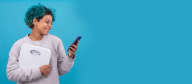 tartı ve cep telefonuna sahip kız ya da kadın renk arkaplanında izole