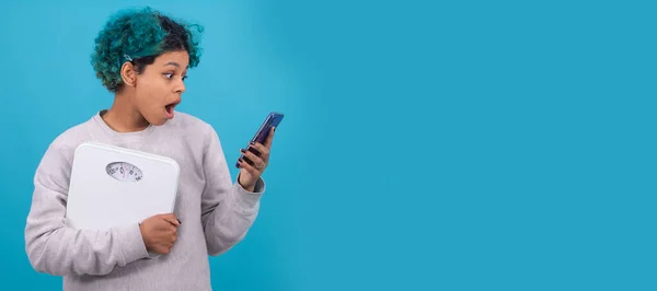 Κορίτσι Γυναίκα Ζυγαριά Και Κινητό Τηλέφωνο Απομονώνονται Φόντο Χρώμα — Φωτογραφία Αρχείου