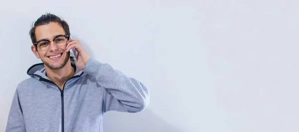 Casual Giovane Adolescente Maschio Con Occhiali Telefono Cellulare Sul Muro — Foto Stock
