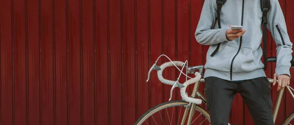 Jovem Elegante Com Telefone Celular Bicicleta Livre Rua — Fotografia de Stock