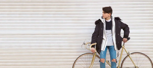 Jonge Tiener Man Met Fiets Straat Voorkant Van Achtergrond Garage — Stockfoto