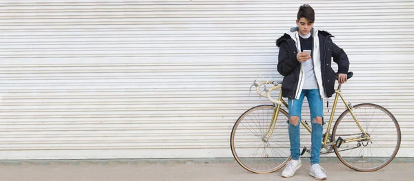 Модний Молодий Чоловік Мобільним Телефоном Велосипедом Вулиці — стокове фото