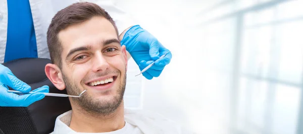 Молодой Человек Стоматологической Клинике Инструментами Руками Стоматолога — стоковое фото