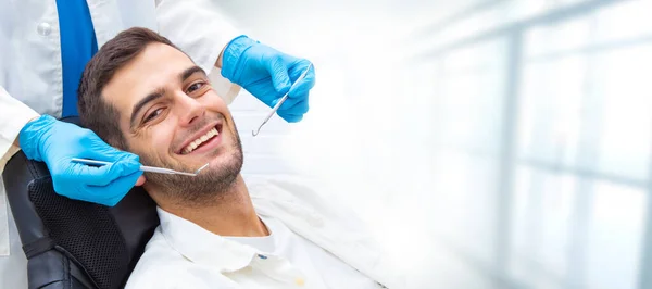 Ung Man Tandvårdskliniken Med Verktyg Och Händer Tandläkare — Stockfoto