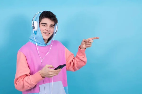 Jong Tiener Student Met Mobiele Telefoon Koptelefoon Geïsoleerd Kleur Achtergrond — Stockfoto