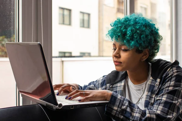 Giovane Donna Ragazza Con Computer Portatile Casa Appartamento — Foto Stock