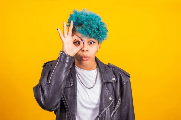 Afro Amerikan Kökenli Kıvırcık Mavi Saçlı Genç Esmer Kız Renkli — Stok fotoğraf