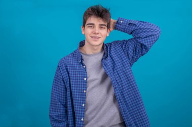 gelişigüzel tarz erkek ergen. Renkli arka planda izole edilmiş. Metin için boşluk var.