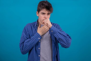 Renkli arka planda izole edilmiş genç adam ya da öğrencinin portresi