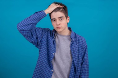 Renkli arka planda izole edilmiş genç adam ya da öğrencinin portresi