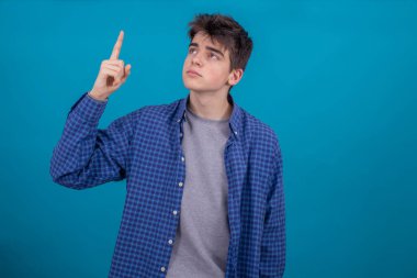 Renkli arka planda izole edilmiş genç adam ya da öğrencinin portresi