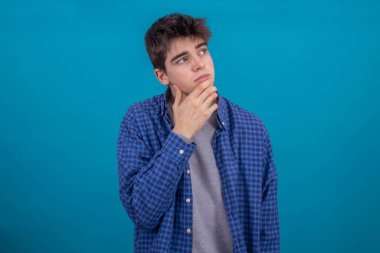 arkaplanda izole edilmiş genç ya da öğrenci