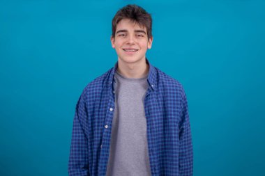 arkaplanda izole edilmiş genç ya da öğrenci