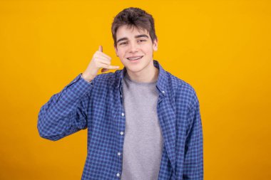 Renkli arka planda izole edilmiş genç adam ya da öğrencinin portresi