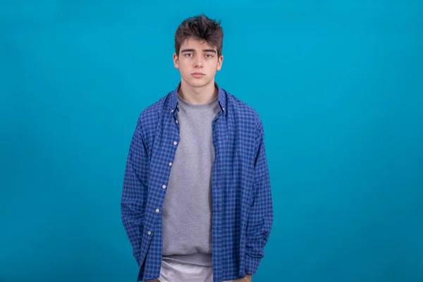 Junger Teenager Mann Oder Student Isoliert Auf Farbigem Hintergrund — Stockfoto