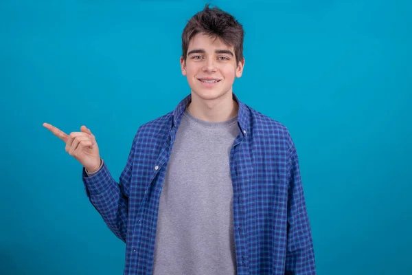 Mladý Muž Teenager Nebo Student Ležérní Styl Izolované Barevném Pozadí — Stock fotografie