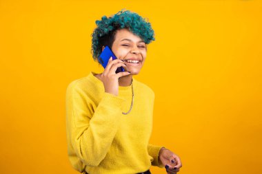 Akıllı telefonu olan genç bir kadın ya da kız renkli arka planda izole edilmiş.