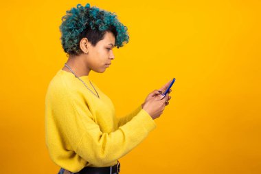 Cep telefonuna bakan kız ya da kadın renk arkaplanında izole