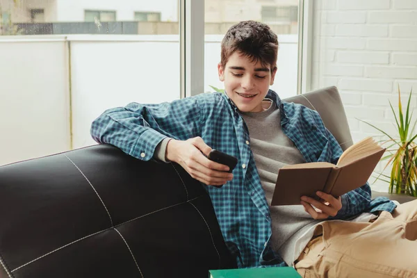 Молодий Хлопчик Підліток Мобільним Телефоном Книгами Вдома Або Квартирі — стокове фото