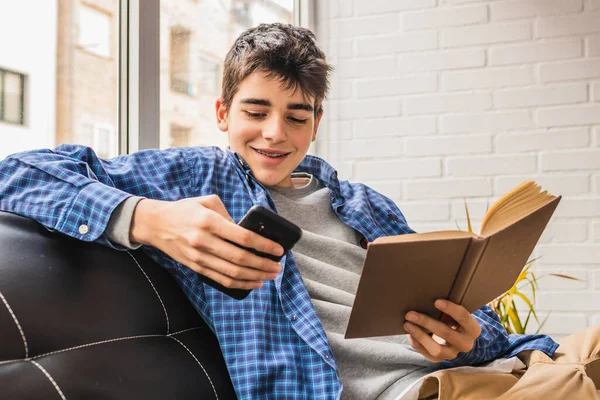 Jovem Adolescente Com Telefone Celular Livros Casa Apartamento — Fotografia de Stock
