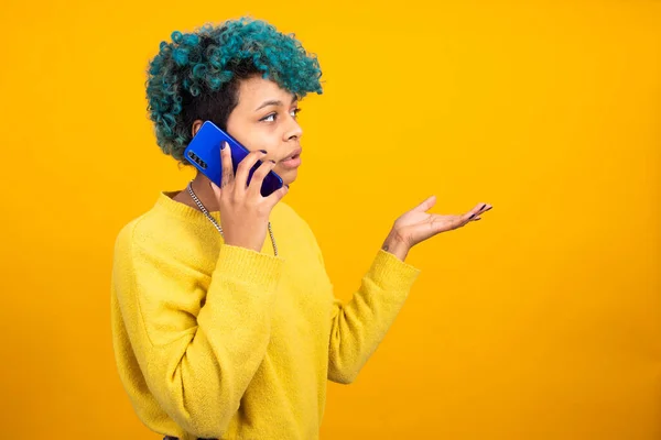 Menina Mulher Falando Telefone Celular Isolado Fundo Cor — Fotografia de Stock