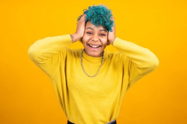 Renkli arka planda izole edilmiş genç kadın ya da kız