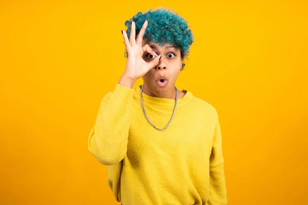 Jovem Afro Americana Menina Mulher Isolada Fundo Cor — Fotografia de Stock