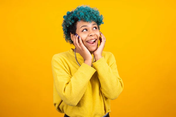 Jeune Afro Américaine Fille Femme Isolée Sur Fond Couleur — Photo