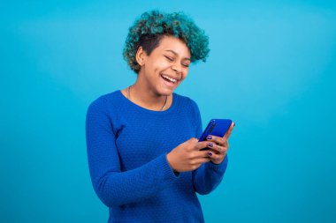 Akıllı telefonu olan genç bir kadın ya da kız renkli arka planda izole edilmiş.