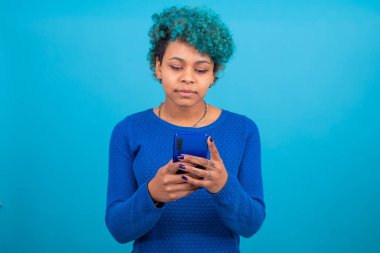 Akıllı telefonu olan genç bir kadın ya da kız renkli arka planda izole edilmiş.