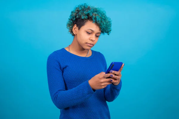 Jovem Mulher Menina Com Telefone Inteligente Isolado Fundo Cor — Fotografia de Stock