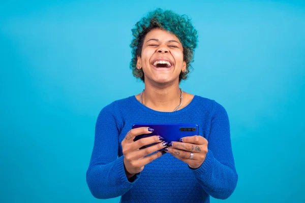 Mujer Niña Aislada Fondo Con Teléfono Inteligente —  Fotos de Stock