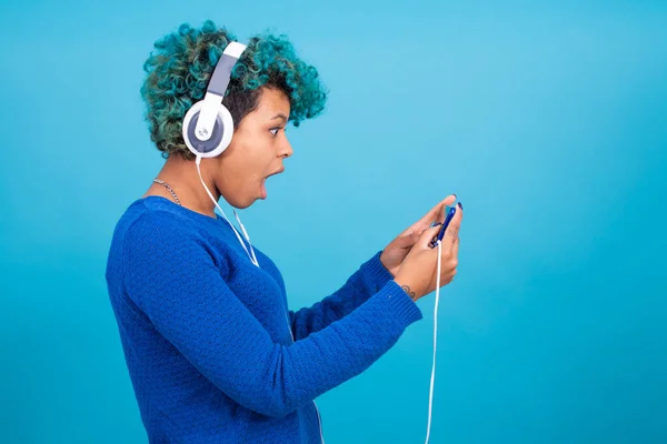 Fille Avec Téléphone Portable Écouteurs Isolés Sur Fond Couleur — Photo