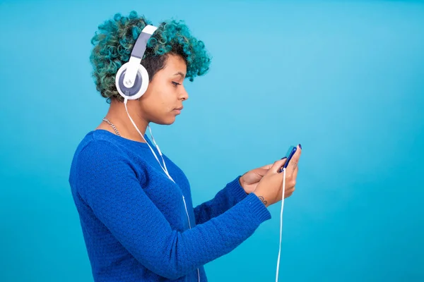 Menina Com Telefone Celular Fones Ouvido Isolados Fundo Cor — Fotografia de Stock