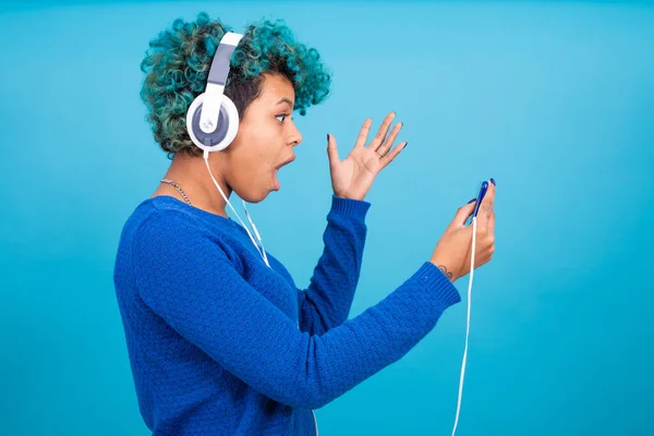 Fille Avec Téléphone Portable Écouteurs Isolés Sur Fond Couleur — Photo