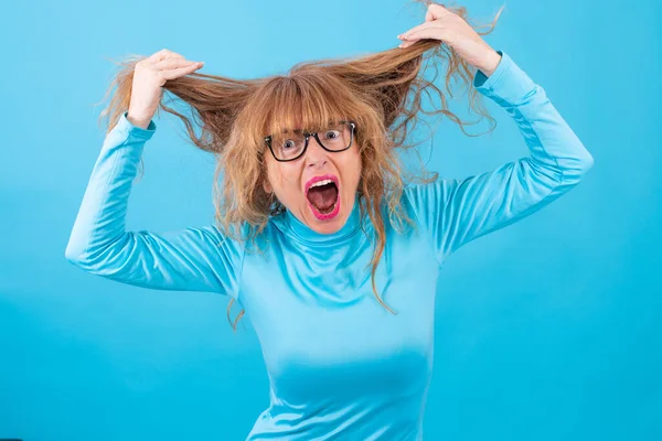 Volwassen Vrouw Portret Geïsoleerd Kleur Achtergrond — Stockfoto