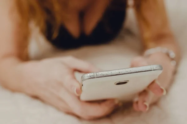 Menina Sexy Mulher Com Telefone Móvel — Fotografia de Stock