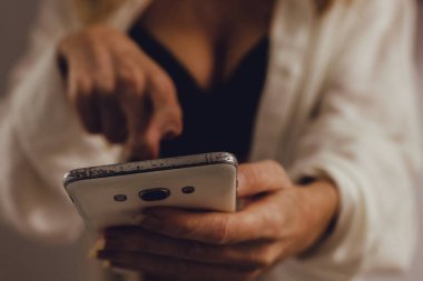 İç çamaşırlı, cep telefonlu ya da akıllı telefonlu seksi kız.