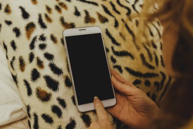 İç çamaşırlı, cep telefonlu ya da akıllı telefonlu seksi kız.