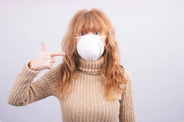 Mulher Com Máscara Fundo Parede Branca — Fotografia de Stock