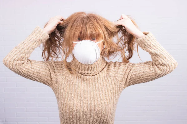 Mujer Con Máscara Sobre Fondo Pared Blanco — Foto de Stock