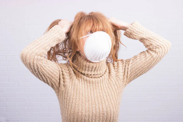 Mujer Con Máscara Sobre Fondo Pared Blanco — Foto de Stock