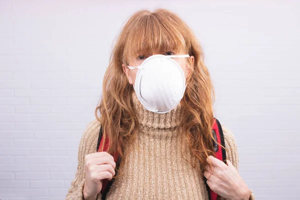 Mulher Com Máscara Bagagem Mochila Estudo — Fotografia de Stock