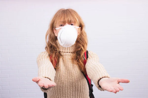 Mulher Com Máscara Bagagem Mochila Estudo — Fotografia de Stock